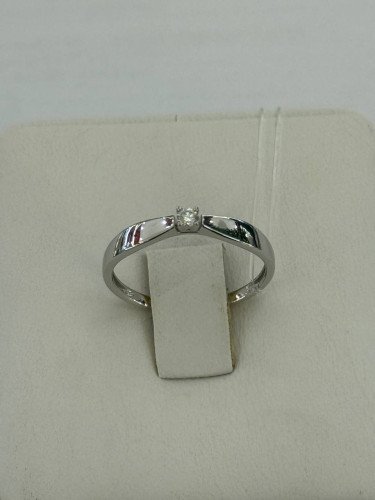 Кольцо с бриллиантом