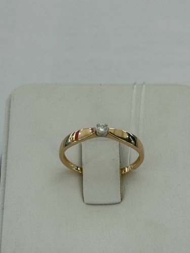 Кольцо с бриллиантом