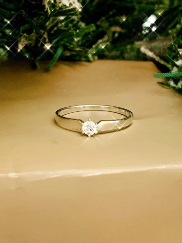 Кольцо с бриллиантом