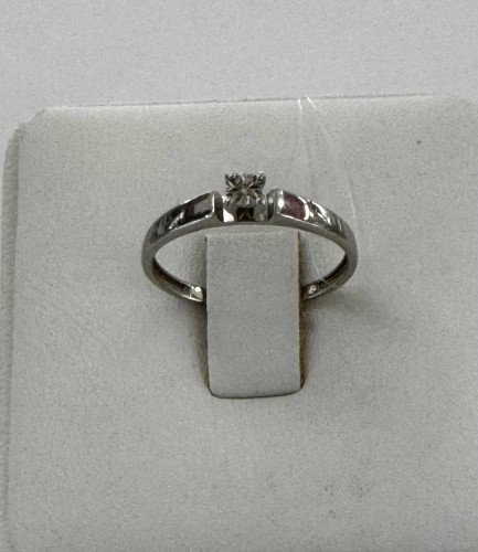 Кольцо с бриллиантом