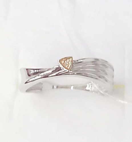 Кольцо с бриллиантом